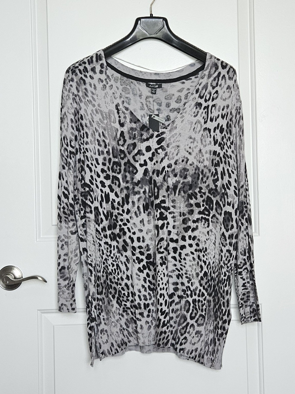 NWT Apt. 9 Women's Plus Size 1X Gray and Black Leopard V-Neck Sweater